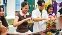 Maudy Ayunda sebagai brand ambassador turut hadir rayakan serunya kolaborasi kreatif, dan pengalaman seru yang menginspirasi di booth OATSIDE 