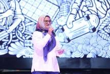 Direktur Utama Telkom Dian Siswarini saat memberikan sambutan pada acara syukuran Hari Ulang Tahun (HUT) ke-60 Telkom, di Telkom Landmark Tower, Jakarta, pada Senin (7/7).