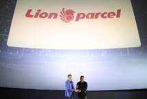 Perwakilan Lion Parcel (kanan) menerima penghargaan Marketeers OMNI Brands of the Year 2025 pada kategori "Retail Sales in Omnichannel" dari Iwan Setiawan, CEO MarkPlus, Inc. dan Marketeers (kiri)