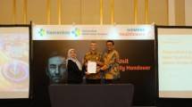 (Dari kiri ke kanan) dr. Adin Nulkhasanah Sp.S, MARS, Direktur Utama RS PON, Alfred Fahringer, Presiden Direktur Siemens Healthineers Indonesia, dan dr. Obrin Parulian, M. Kes. Direktur Pelayanan Klinis, pada acara Serah Terima Studi Kelayakan Mobile Stroke Unit (MSU) di Hotel The St. Regis, Jakarta, pada 15 Juli 2025. 