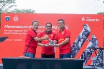 BANK JAKARTA, Jakarta (17/07) Penandatanganan nota kesepahaman (MoU) dilakukan oleh Direktur Utama Bank Jakarta, Agus H. Widodo, dan Direktur Utama PT Persija Jaya Jakarta, Mohamad Prapanca, disaksikan oleh Wakil Gubernur DKI Jakarta, Rano Karno serta Ketua Umum JakMania, Diky Soemarno di Taman Menteng, Jakarta.