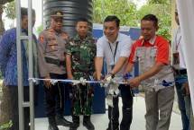 Peresmian bantuan sanitasi air bersih oleh GM Witel Nusa Tenggara Muhammad Kafin Latif (ketiga dari kanan), beberapa waktu lalu.