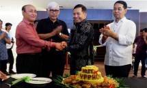 Irwan Usmar Ismail (kiri) , disaksikan Djoni Syarifudin (GPBSI) dan Yani Basuki (LSF) Menerima Potongan Tumpeng dari Sony (YPPHUI) Menandai HUT ke 23 YPPHUI 