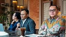Program Manager Dekarbonisasi Industri Institute for Essential Service Reform (IESR) Juniko Nur Pratama bersama Executive Director The Indonesian Iron and Steel Industry Association (IISIA), Harry Warganegara