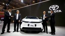 Jajaran manajemen PT Toyota-Astra Motor (TAM) dan PT Toyota Motors Manufacturing Indonesia (TMMIN) saat memperkenalkan Toyota bZ4X produksi lokal di ajang GIIAS 2025