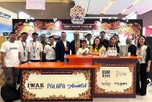 Artisan produk fermentasi nusantara memperkenalkan produk fermentasi kepada pelaku industri HORECA di booth Bittersweet Festival 2025 yang berlokasi di pameran Food & Hospitality Indonesia (FHI) 2025, Jakarta (22/7/2025).