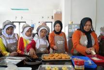 Siswa dan siswi belajar membuat donat