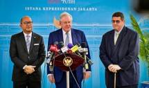 Keterangan Foto: Chairman & Editor-in-Chief Forbes Media, Steve Forbes, menyampaikan keterangan pers kepada awak media usai pertemuan dengan Presiden Prabowo di Istana Merdeka, Jakarta, pada Rabu, 23 Juli 2025. (Foto: BPMI Setpres) 