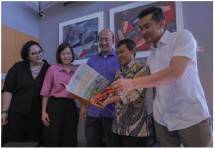Direktur Transisi Bersih (TB), Abdurrahman Arum (kedua kanan), Direktur TB, Harryadin Mahardika (kanan) bersama para penanggap lainnya foto bersama dalam diskusi riset &ldquo;Strategi Dekarbonisasi Hilirisasi Aluminium&rdquo; pada Rabu, 23/07/2025 di Jakarta. (Humas Transisi Bersih)