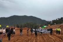 Demonstrasi warga Halmahera Timur atas kerusakan tanah adat diduga akibat tambang nikel.