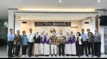 Albertus Wiroyo Presiden Direktur Sun Life Indonesia (temgah kanan) saat kunjungan ke salah satu cabang Bank Muamalat