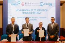 Penandatanganan Nota Kesepakatan Kerjasama PEFINDO dengan lembaga dari Tiongkok di Nusa Dua Bali (dari kiri ke kanan): CEO China Chengxin International Credit Rating Co. Ltd. (CCXI) Yue Zhigang, Deputy Country Manager Bank of China (Hong Kong) cabang Jakarta Chen Hao, Direktur Utama PEFINDO Irmawati Amran, dan Direktur PEFINDO Ign. Girendroheru.