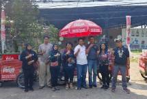 Caption : &ldquo;Penyerahan gerobak dorong kepada pedagang binaan Kodim 0503/Jakarta Barat hasil kolaborasi dengan PT Mayora, sebagai sarana usaha mikro.&rdquo;