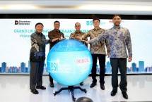 (Kiri-kanan): Peresmian dilakukan oleh Wakil Direktur Utama BSI Bob T. Ananta, Direktur Utama BSI Anggoro Eko Cahyo (berlaku efektif setelah lulus fit and proper OJK), Chief Executive Officer Prudential plc Anil Wadhwani, Regional CEO Prudential plc John Cai dan Presiden Direktur Prudential Syariah Iskandar Ezzahuddin (kanan) di Kantor Pusat BSI Jakarta (1/8).