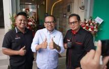 Wakil Kepala Kantor Staf Kepresidenan, M. Qodari (tengah) bersama Manager Cafe & Resto Bolone Tebet, Tedddy (kanan) dan owner Rhinos Service, Taufan.