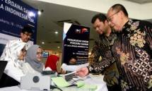 Direktur Utama PT Jasa Armada Indonesia Tbk Dawam Atmosudiro (kanan) dan Direktur Keuangan dan HR PT Jasa Armada Indonesia Herman Susilo