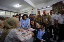 Menteri Komunikasi dan Digital Meutya Hafid Bersama Direktur Jenderal Farmasi dan Alat Kesehatan Kementerian Kesehatan Lucia Rizka Andalusia saat mengunjungi Cek Kesehatan Gratis (CKG) Sekolah di SMPK Penabur Gading Serpong, Kabupaten Tangerang, Senin (4/8/2025). Menkomdigi menegaskan Kemkomdigi terus melakukan monitoring terhadap kualitas koneksi internet di berbagai daerah yang menjadi lokasi pelaksanaan CKG Sekolah. Foto: Agus Siswanto/InfoPublik/KPM