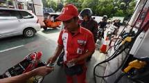Ilustrasi pengisian bahan bakar di SPBU Pertamina. (Dimas Ardian/Bloomberg/Getty Images)