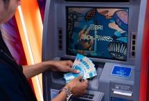 Nasabah menarik tunai uang dari mesin ATM