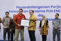 Penyerahan Renewable Energy Certificate (REC) yang diterima oleh VP Network/IT Stra, Tech, & Architecture Telkom Ermono Liman Prabowo.