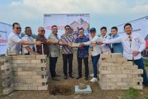 Direktur Sales & Marketing SIG, Dicky Saelan (kelima kanan) bersama Direktur Keterbukaan Publik, Transparansi, dan Akuntabilitas, Kementerian PKP Brigjen Pol. Julisa Kusumowardono (keenam kanan) serta Direktur Utama Asatu Realty Property Group, Joko Santosa (keempat kanan) pada saat seremoni peletakan batu pertama pembangunan Rumah dengan menggunakan Bata Interlock Presisi di perumahan Graha Asatu Puncak, Cibodas, Cianjur, Jawa Barat, pada Jumat (1/8/2025).