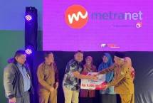 Penyerahan donasi oleh Sales Cazbox by Metranet Fani Hamizah kepada Wakil Bupati Kab Bener Meriah Ir. H. Armian saat acara peluncuran aplikasi Titanium, beberapa waktu yang lalu.