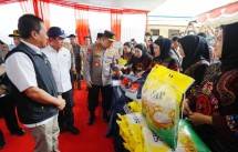 Keterangan Foto: Kapolri Jenderal Listyo Sigit Prabowo saat meninjau Gerakan Pangan Murah (GPM) di Mempawah, Kalimantan Barat (Kalbar), pada Jumat (8/8/2025).