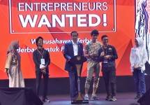 Presiden Jokowi berbincang dengan anak-anak muda dalam acara Enterpreneurs Wanted di Gedung Sabuga, Kampus ITB Bandung, Senin (18/12) pagi. (Foto: JAY/Humas)