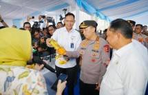 Kapolri Jenderal Listyo Sigit Prabowo menghadiri kegiatan Kick Off Gerakan Pangan Murah (GPM) di Kantor Bulog Jakarta, Kelapa Gading, Jakarta Utara, Kamis (14/8/2025).