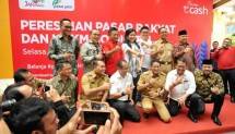 Pemprov Jakarta bekerjasama dengan Jak Mikro, Telkomsel dan PD Pasar Jaya, meluncurkan program digitalisasi Pasar Rakyat dan UMKM, dengan nama program Jak Mikro, di Pasar Mayestik, Jaksel, Selasa (19/12/2017).