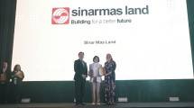 Ariani Ratna Hadioetomo, Vice President of Marketing Communication & CRM Sinar Mas Land secara simbolis menerima penghargaan dari Hubexo Asia Awards 2025