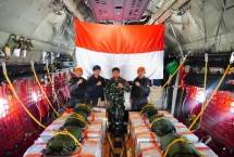 Keterangan Foto: Pesawat Hercules C-130J milik TNI AU menerjunkan bantuan makanan siap saji, obat-obatan, dan perlengkapan darurat untuk warga Gaza, Palestina 