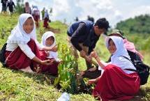 Telkom menargetkan penanaman 10.000 bibit pohon di sepanjang Sungai di wilayah Garut, Boyolali, dan Gowa.