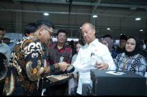 Menteri Perindustrian Agus Gumiwang Kartasasmita melepas ekspor sepatu dari PT Yih Quan senilai USD 100.000 ke Amerika Serikat dan senilai USD 60.000 ke Australia di Kawasan Industri Terpadu Batang, Kamis (21/8).