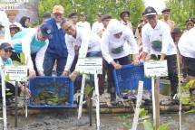 Direktur Utama SIG Indrieffouny Indra (kiri) bersama Gubernur Jawa Timur Khofifah Indar Parawansa (kanan) menebar benih 325 ekor kepiting di kawasan pesisir Pantai Bahak, Curahdringu, Tongas, Probolinggo, Jawa Timur, pada Selasa (19/8/2025).