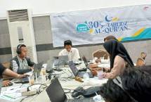 Panitia menginput nilai yang diberikan juri Lomba Tahfidz Alquran di Masjid Astra
