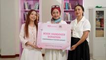 Tia Maulidiya PR Manager BNB handover donations books to Yuli Andyono Managing director Bookhive n Bunga Fitra,S.Ip Ketua IWK Fakultas Ilmu Budaya Universitas Indonesia.