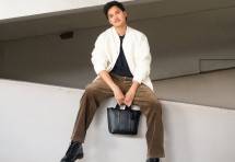 Gaya Baskara Mahendra dengan tas Metropolitan Carryall Bag 22 dari Coach, berbahan Signature Canvas hitam