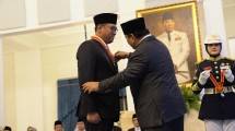 Wamentan Sudaryono saat menerima penghargaan Bintang Mahaputra Pratama dari Presiden Prabowo Subianto
