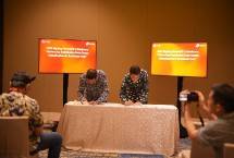 CEO NeutraDC Group, Andreuw Th.A.F. (kiri), dan COO Integrated Urban Solutions Sembcorp, Gareth Wong (kanan) menandatangani MoU terkait pengembangan infrastruktur data center berkelanjutan di Asia Tenggara, Senin, 25 Agustus 2025.