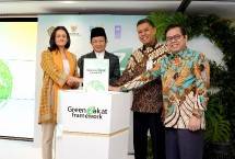 (kiri-kanan). Peresmian dilakukan oleh Deputy Resident Representative of UNDP Indonesia Sujala Pant, Menteri Agama RI Nasaruddin Umar, Direktur Utama BSI* Anggoro Eko Cahyo dan Pimpinan Bidang Pengumpulan Badan Amil Zakat Nasional Rizaludin Kurniawan di Kantor Pusat BSI Jakarta (27/8).*berlaku efektif setelah lulus fit and proper OJK