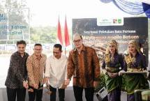 Presiden Director & CEO Mayapada Healthcare Navin Sonthalia (kiri), Presiden Commisioner Mayapada Healthcare Jonathan Tahir (paling kanan)