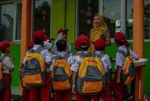 BRI Peduli memberikan bantuan beasiswa bagi pelajar di 10 Sekolah Dasar (SD) di berbagai daerah di Indonesia 