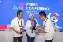 (kiri ke kanan) Direktur Wholesale & International Services Telkom Honesti Basyir, Direktur Utama Telkom Dian Siswarini, dan CEO Telin Budi Satria Dharma Purba saat sesi Press Conference BATIC di The Westin Resort, Nusa Dua, Bali pada Selasa (26/8).