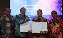 Project Lead Global Strategic partner Team 2 Ahmad Hidayat, Country General Manager Microsoft Indonesia Dharma Simorangkir, Direktur Utama PT Infomedia Nusantara Eddy Sofryano, VP Integrated Portfolio Management Telkom Candra Kusuma Wardhana saat acara penandatanganan kolaborasi AI Contact Center di Jakarta, pada Jumat (22/8).