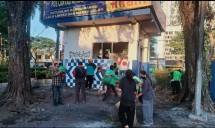 Puluhan Driver Ojol bersama warga Surabaya Gotong Royong Bersihkan Pos Polisi yang Rusak akibat aksi massa pada hari sabtu, (30/8/2025) secara swadaya.