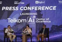 VP Corporate Communication Telkom Andri Herawan Sasoko, Direktur Enterprise & Business Service Telkom Veranita Yosephine, dan Direktur IT Digital Telkom Faizal Rochmad Djoemadi saat acara peluncuran Telkom AI Center of Excellence.