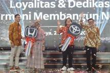 Direktur Pengembangan Bisnis & Strategy, Dennis Pratistha (paling kiri) dan Direktur Sales dan Marketing SIG, Dicky Saelan (paling kanan) bersama pemilik Toko Bangunan Sumber Agung, Mujianah (kedua kiri) penerima super grandprize 1 unit Honda Brio dan pemilik Toko Bangunan Sidodadi, Windiarto Gemilang Sutrisno (ketiga kiri) penerima 1 unit mobil Toyota Hilux Rangga, pada ajang Retailer Gathering SIG yang berlangsung The Westin Surabaya Grand Ballroom & Convention Center, akhir Agustus 2025.