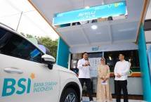 (kiri-kanan) Ketua Yayasan Masjid Raya Bintaro Jaya Prastowo,Direktur Utama PT Bank Syariah Indonesia Tbk Anggoro Eko Cahyo,SEVP Pengembangan Produk Niaga PLN Ririn Rachmawardhini dan Camat Pondok Aren Kota Tangerang Selatan Hendra meresmikan SPKLU dan RVM di area Masjid Raya Bintaro Jaya Jumat (5/9). 