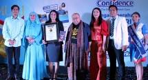 Rekor MURI untuk 10.000 testimoni kenyamanan pemakaian popok dewasa Confidence ((Foto Kormen)